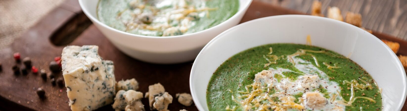 Grüne Suppe mit Schimmelkäse und Parmesan