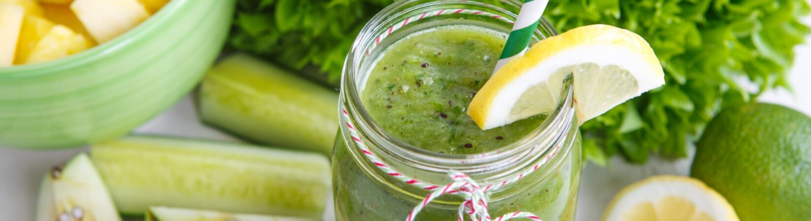 Grüner Smoothie mit Apfel, Ananas, Gurke, Spinat und Zitronensaft