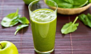 Grüner Smoothie mit Apfel, Banane, Spinat und Ingwer Grüner Smoothie mit Apfel, Banane, Spinat und Ingwer