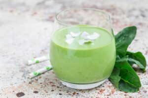 Grüner Smoothie mit Banane, Gurke und Spinat