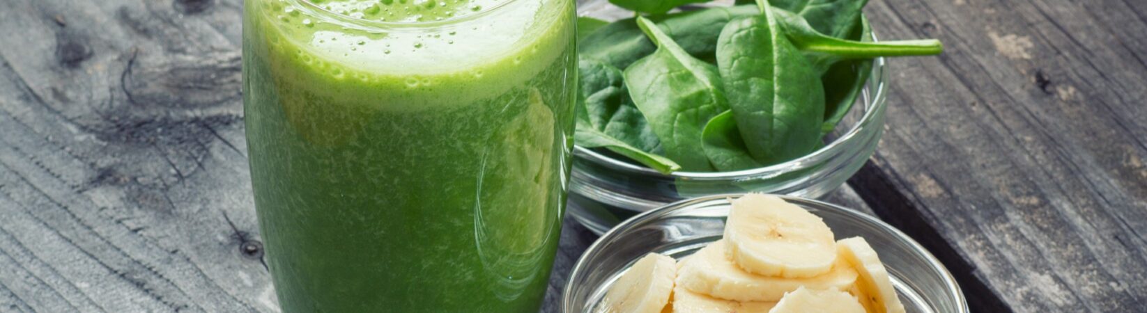 Grüner Smoothie mit Banane, Gurke und Spinat