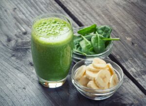 Grüner Smoothie mit Banane, Gurke und Spinat