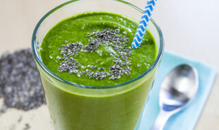 Grüner Smoothie mit Banane, Spinat und Zitronensaft Grüner Smoothie mit Banane, Spinat und Zitronensaft