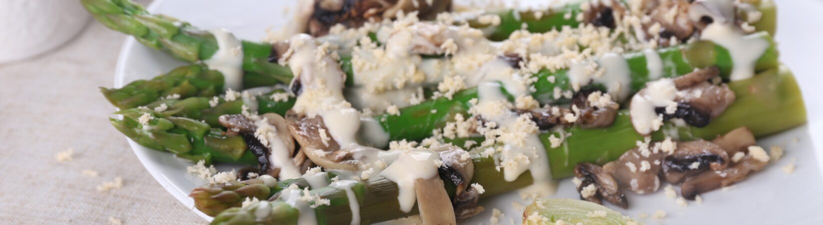 Grüner Spargel mit Champignons und Frischkäsesauce