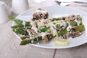 Grüner Spargel mit Champignons und Frischkäsesauce