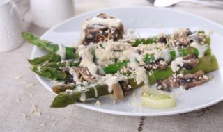 Grüner Spargel mit Champignons und Frischkäsesauce