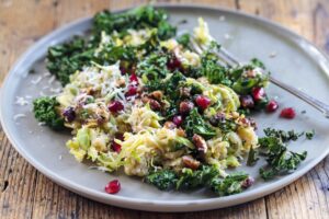 Grünkohl mit Quinoa, Lauch und Granatapfelkernen