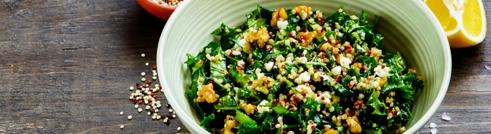 Grünkohl-Quinoa-Salat mit veganem Feta und Nüssen