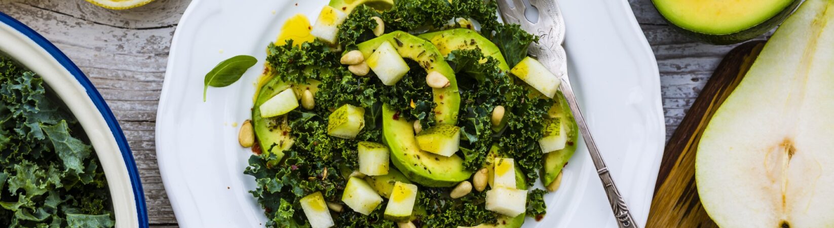 Grünkohlsalat mit Avocado, Birne und Pinienkernen