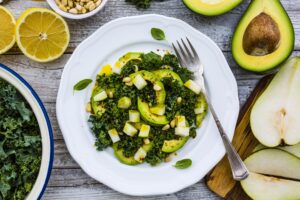 Grünkohlsalat mit Avocado, Birne und Pinienkernen