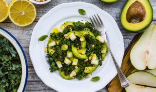 Grünkohlsalat mit Avocado, Birne und Pinienkernen Grünkohlsalat mit Avocado, Birne und Pinienkernen