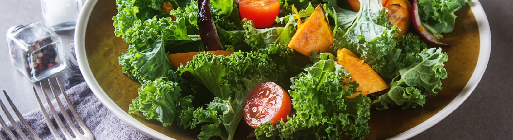 Grünkohl-Salat mit Süßkartoffeln und Tomaten