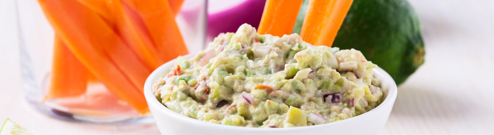 Guacamole mit Gemüsestickstreifen