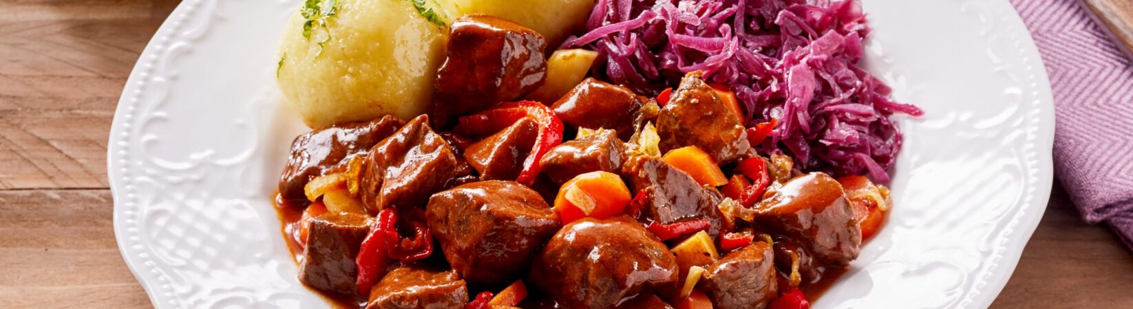 Schweinegulasch mit Rotkohl und Kartoffelkößen