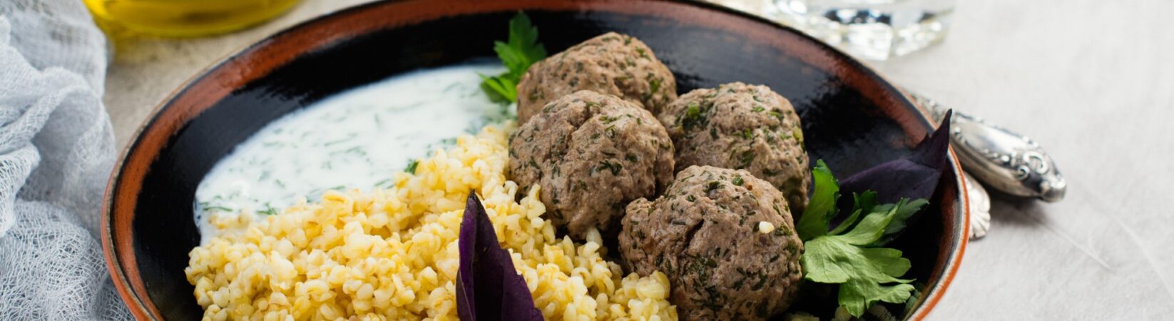 Hackbällchen aus Kidneybohnen mit Bulgur und Dip