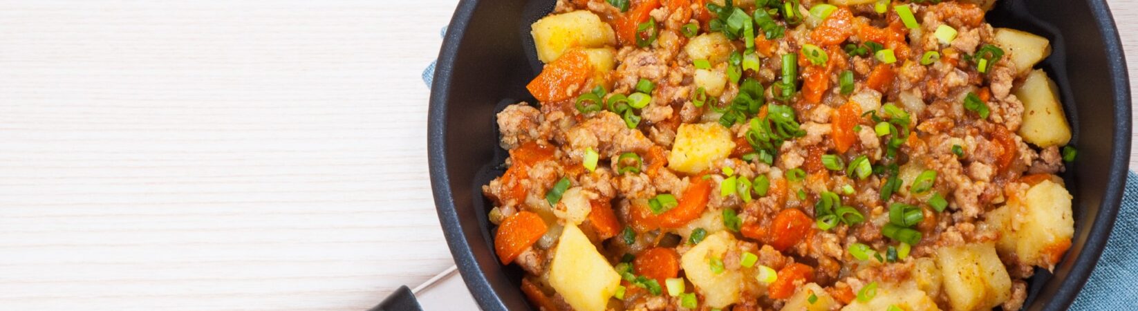 Hackfleisch-Pfanne mit Kartoffeln und Möhren