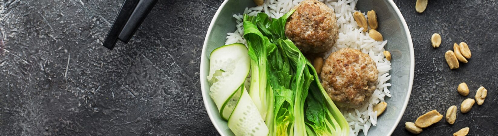 Hackfleischbällchen mit Reis, Pak Choi und Zucchini