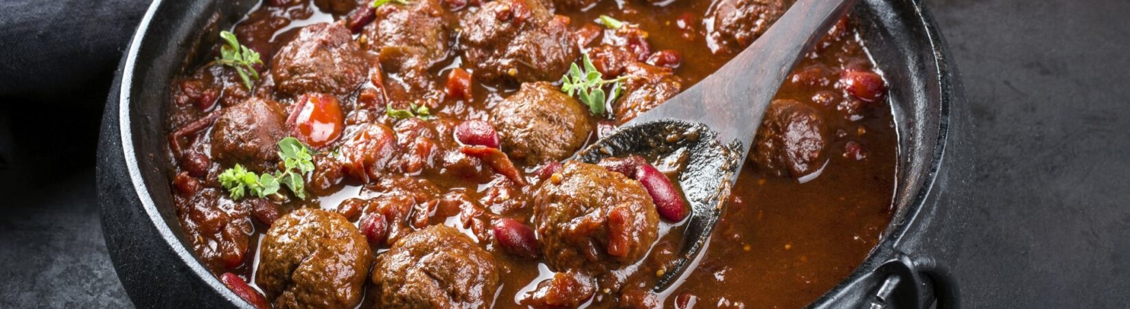 Hackfleischbällchen mit Kidneybohnen und Tomaten