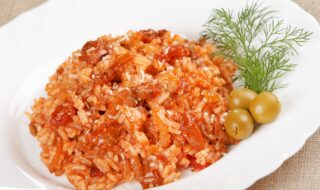 Hackfleischpfanne mit Reis, Paprika und Oliven Hackfleischpfanne mit Reis, Paprika und Oliven