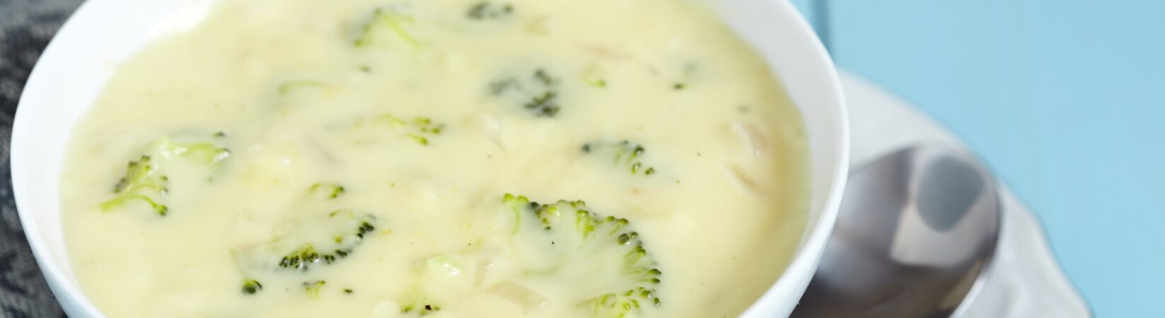 Vegane Soja-Hackfleischsuppe mit Brokkoli und Lauch