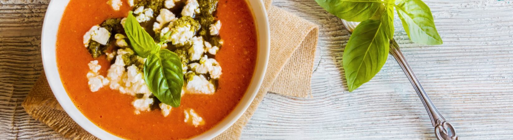 Paprika-Hackfleischsuppe mit Tomaten und Feta