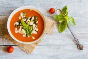 Paprika-Hackfleischsuppe mit Tomaten und Feta