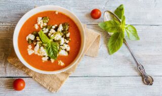 Paprika-Hackfleischsuppe mit Tomaten und Feta