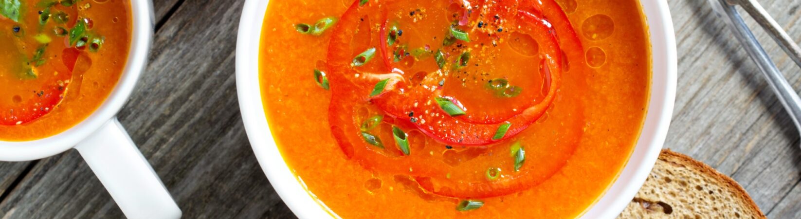 Hackfleischsuppe mit Paprika, Tomaten und Möhre