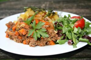 Hackpfanne mit Salat und Rosmarinkartoffeln