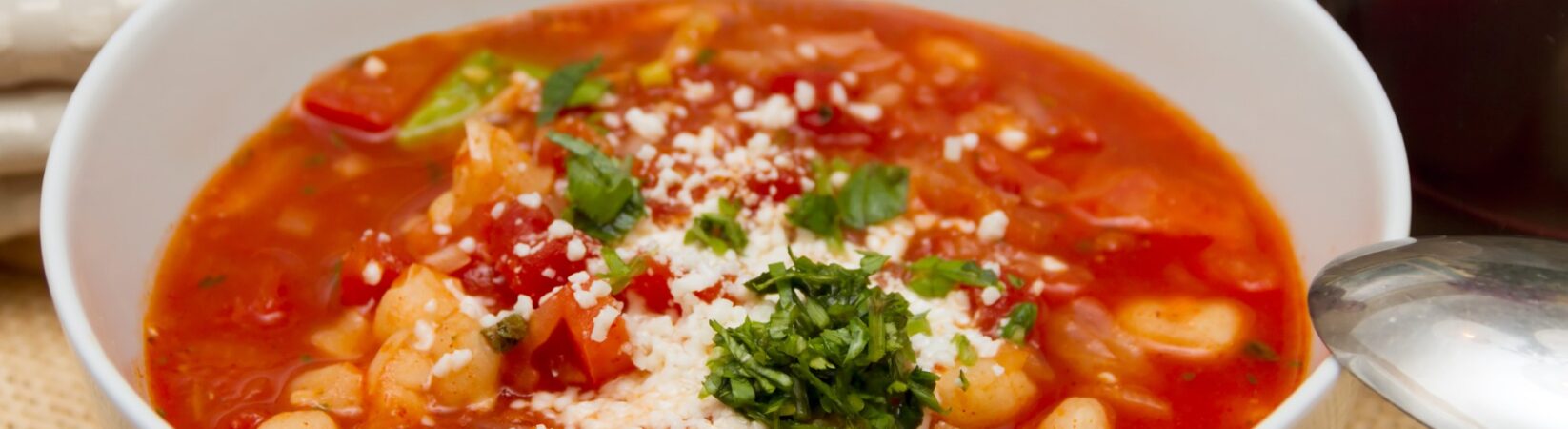 Hähnchen-Mais Suppe mit Zwiebel und Oregano