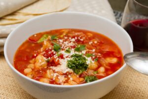 Hähnchen-Mais Suppe mit Zwiebel und Oregano