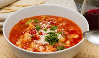 Hähnchen-Mais Suppe mit Zwiebel und Oregano