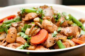 Hähnchenbrustfilet mit Möhren, grünen Bohnen und Champignons