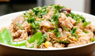 Hähnchen mit Zuckerschoten, Reis und Mais Hähnchen mit Zuckerschoten, Reis und Mais