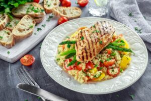 Hähnchenbrust mit Couscous, Paprika, Tomaten und Spargel