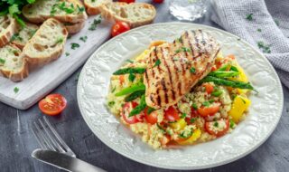 Hähnchenbrust mit Couscous, Paprika, Tomaten und Spargel Hähnchenbrust mit Couscous, Paprika, Tomaten und Spargel