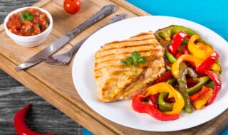 Hähnchenbrust mit gegrillter Paprika und Tomaten Salsa Hähnchenbrust mit gegrillter Paprika und Tomaten Salsa