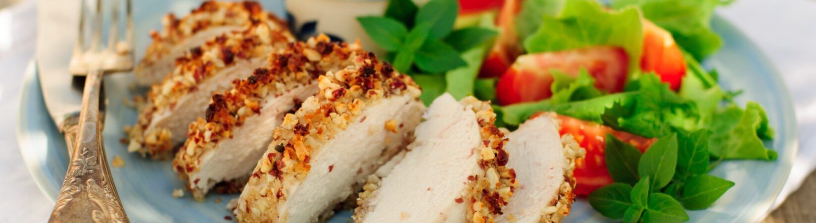 Hähnchenbrustfilet in Erdnusspanade mit Tomatensalat