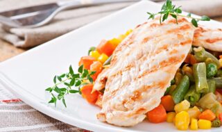 Hähnchenbrustfilet mit Kaisergemüse Hähnchenbrustfilet mit Kaisergemüse