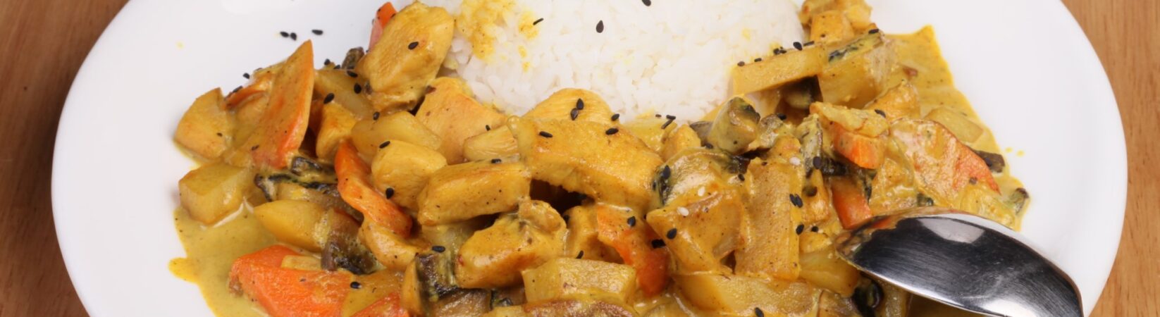 Hähnchencurry mit Champignons, Möhren, Ananas und Reis