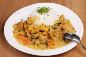 Hähnchencurry mit Champignons, Möhren, Ananas und Reis