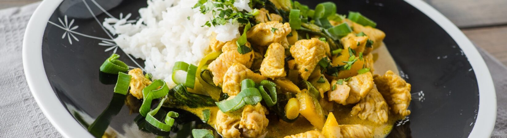 Hähnchencurry mit Mangold, Ananas, Lauchzwiebeln und Reis