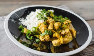 Hähnchencurry mit Mangold, Ananas, Frühlingszwiebel und Reis