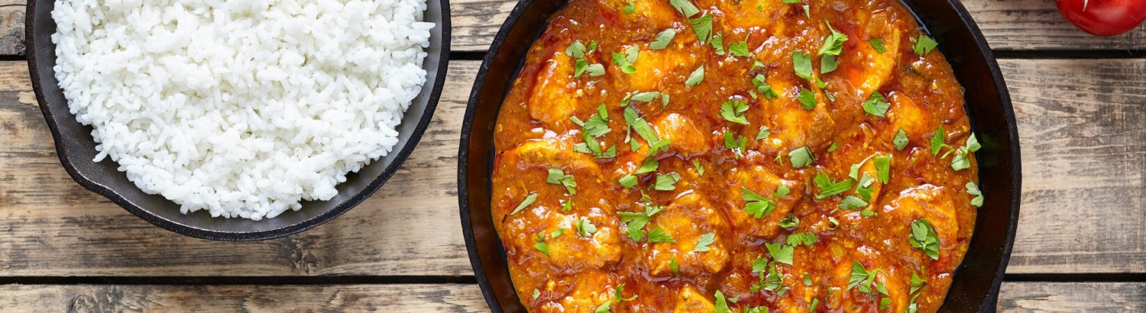 Hähnchenfleisch in Tomatensauce mit Petersilie und Reis