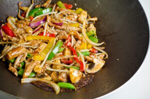 Hähnchenpfanne mit Paprika, Champignons und Zuckerschoten