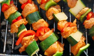 Hähnchenspieße mit Zucchini und Paprika