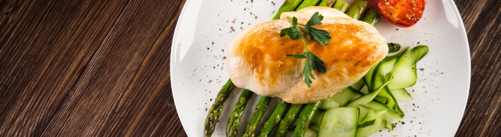 Hähnchen auf Spargelbett mit Kirschtomaten und Gurkensalat