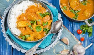 Hähnchen-Curry mit Kokosmilch und Reis Hähnchen-Curry mit Kokosmilch und Reis