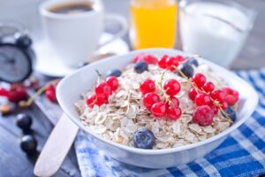 Haferflocken mit Blaubeeren und Johannisbeeren