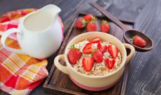 Haferflocken mit Erdbeeren
